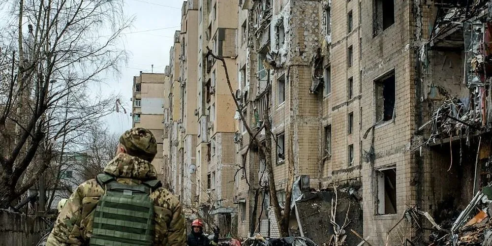 Soldado entre los escombros de un edificio destruido