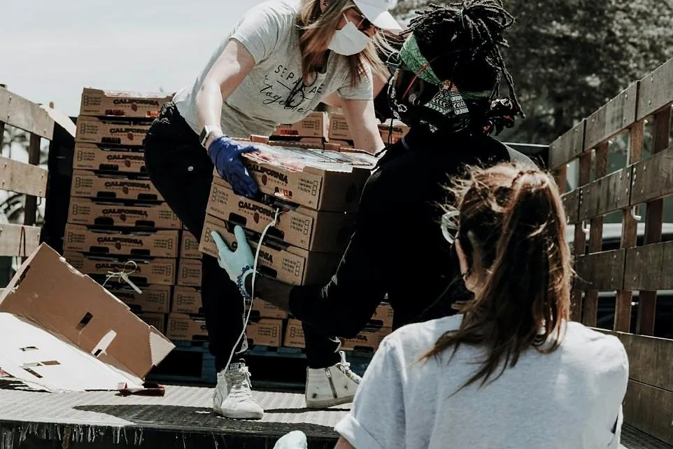 Voluntarios cargando cajas de ayuda humanitaria